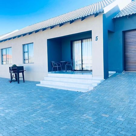 Tranquility Guesthouse Standerton ภายนอก รูปภาพ